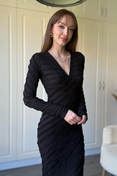 Dilay Gökoğlu Butik Fırfırlı V Yaka Siyah Midi Elbise