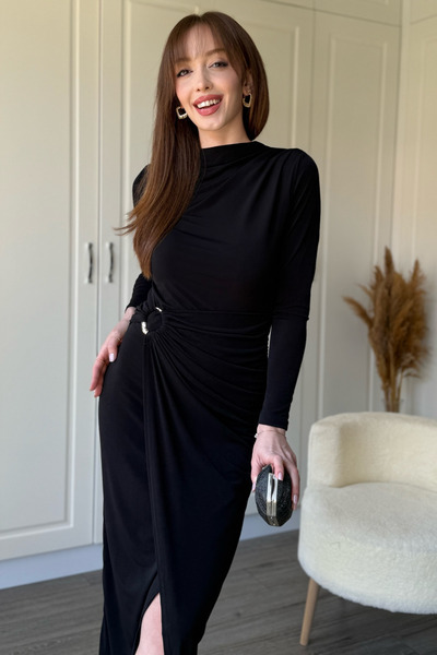 Dilay Gökoğlu Butik Μίντι μαύρο φόρεμα με λεπτομέρεια αξεσουάρ στο λαιμό