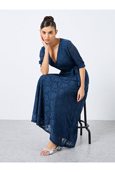 Styli فستان ماكسي برباط على الخصر من الدانتيل وأكمام بطول ثلاثة أرباع