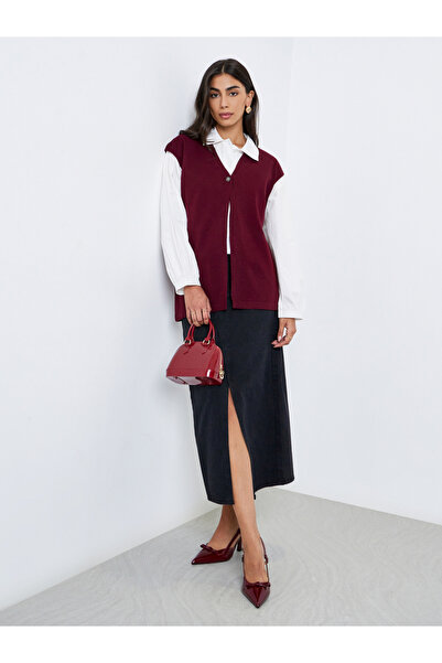 Styli Burgundy Sleeveless Knit Top with Button