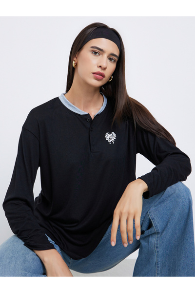 Styli تي شيرت بولو أسود قصة فضفاضة بطبعة بسيطة