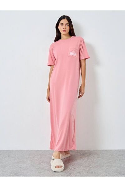 Styli فستان نوم تي شيرت بطبعة جيب من More Love