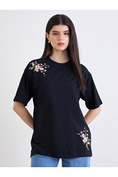 Styli تي شيرت أسود مطرز قصة فضفاضة