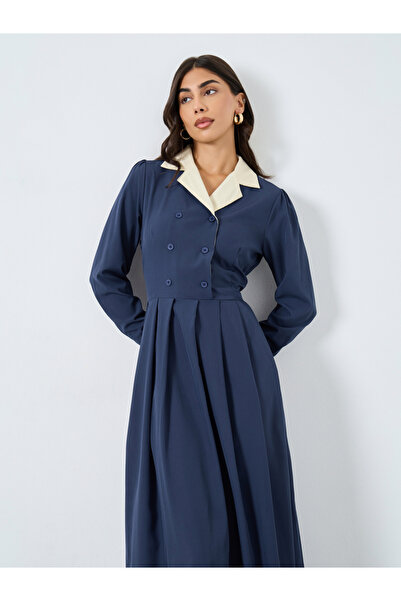 Styli فستان ماكسي أزرق داكن بفتحة صدر متباينة