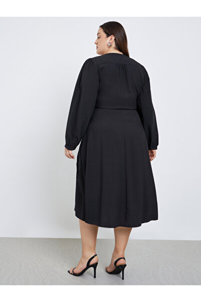 Styli Plus Size Black Wrap Midi Dress
