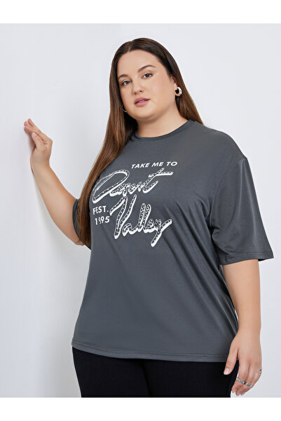 Styli تي شيرت رمادي بطباعة جرافيكية مقاس كبير