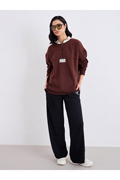 Styli سويت شيرت بني طويل مع تفاصيل شارة