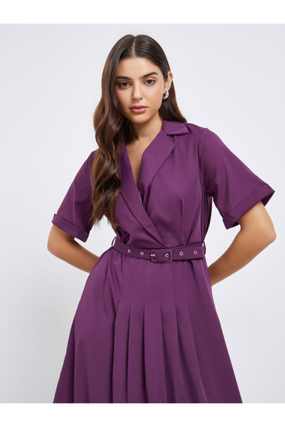 Styli فستان ماكسي بقصة A وحزام وفتحة صدر