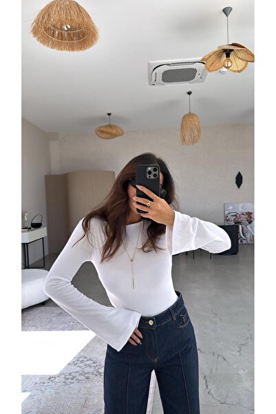 Buket Teke بدلة ريبانا إسبانية بيضاء اللون