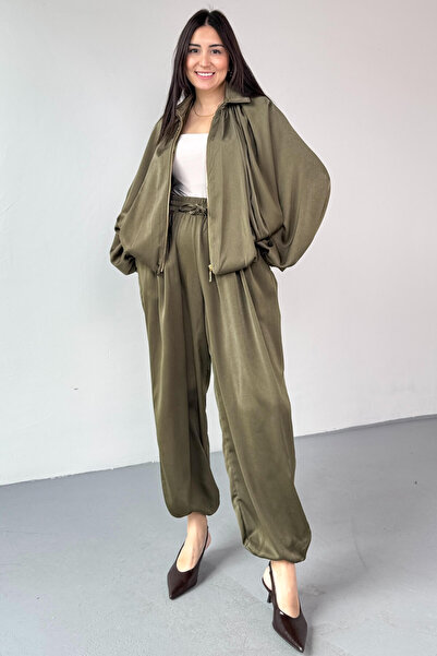 Cappmoda طقم مكون من سترة بومبر من الساتان وبنطلون شالوار بتصميم خاص باللون الكاكي TKM-13350