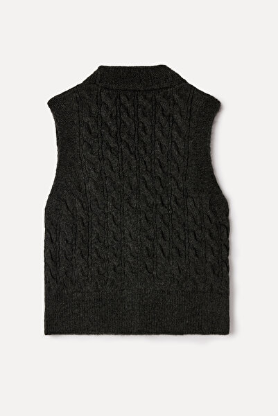 Mudo سترة بفتحة رقبة على شكل حرف V مع تفاصيل جيب