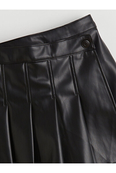 LC Waikiki LCW Kids Deri Görünümlü Pileli Kız Çocuk Şort Etek