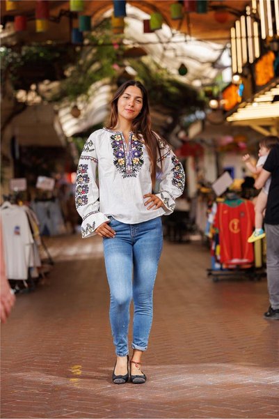 Miss Boheme بلوزة بيضاء اللون بياقة على شكل حرف V مع تطريز زهور