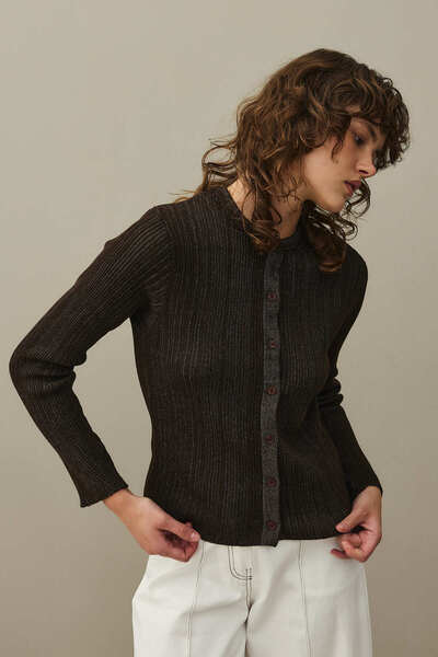 Fahhar سترة مضلعة فضية اللون باللون البني