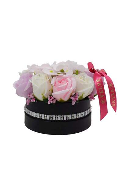 velve Σύνθεση λουλουδιών Sisens, σε μαύρο κουτί με στρας, τριαντάφυλλα σαπούν...