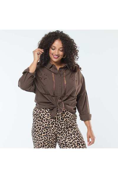 KIABI بلوزة بأكمام طويلة مع تطريز مفتوح باللون البني