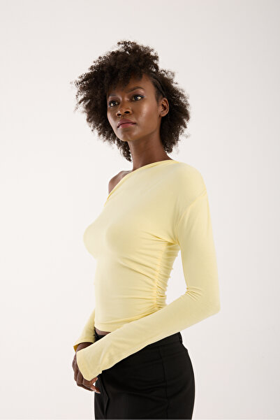 FOORS Kadın Omuz Açık Büzgü Detaylı Sarı Viskon Bluz