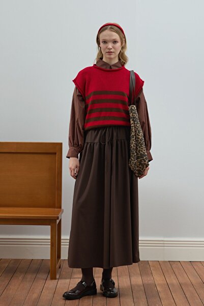 Ceylan Otantik Kırmızı Çizgi Detaylı Süveter & Acı Kahve Fırfır Detay Poliviskon Etek Takım