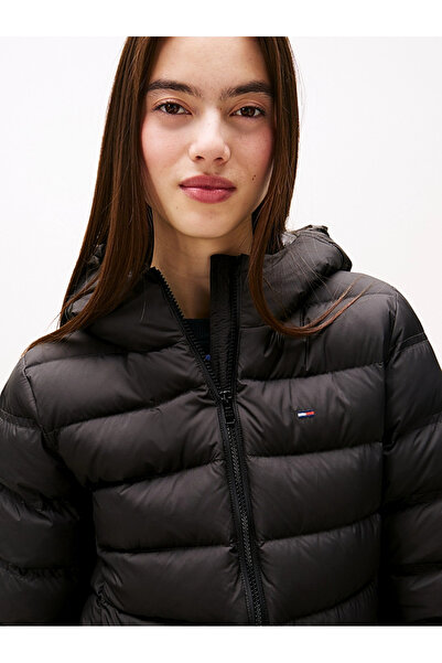 Tommy Hilfiger Kadın Marka Bayrak Logolu Sabit Kapüşonlu Kapitone Dolgulu Siyah Mont DW0DW21617 BDS