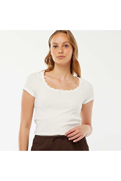 KIABI تي شيرت بأكمام قصيرة مع دانتيل وربطة عنق لطيفة باللون الأبيض