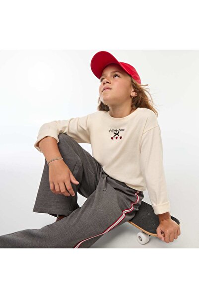 KIABI تي شيرت مطرز بأكمام طويلة باللون البيج