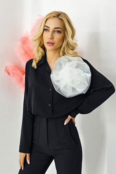 FashionForYou Camasa office Alizee, cu accesoriu floral din organza, NegruAlb