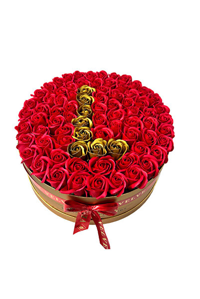 velve Aranjament floral personalizat cu litera L,in cutie rotunda aurie cu 75...