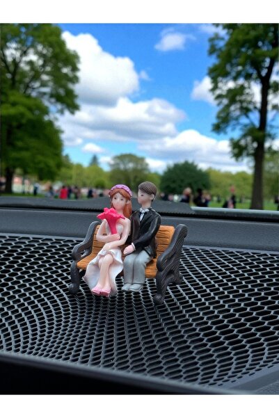 sudora Sevgiliye Hediye Araç İçi Aksesuarı – Bankta Oturan Çift Romantik Deko...