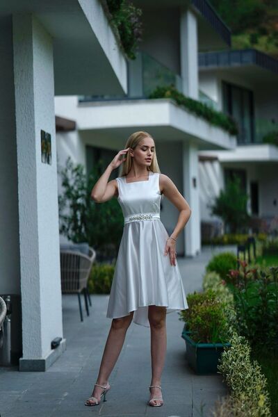 BAHARYAMAÇLI KADIN BEYAZ AMOR ÖNÜ KISA ARKASI UZUN ABİYE ELBİSE