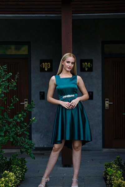 BAHARYAMAÇLI KADIN ZÜMRÜT YEŞİLİ AMOR ÖNÜ KISA ARKASI UZUN ABİYE ELBİSE