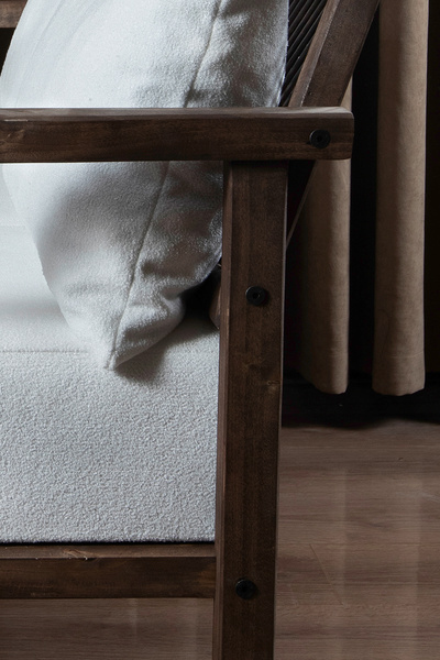 Aberteka Merlin Hazeranlı Doğal Ahşap Koyu Ceviz Renk, Beyaz Teddy Kumaş Üçlü Koltuk