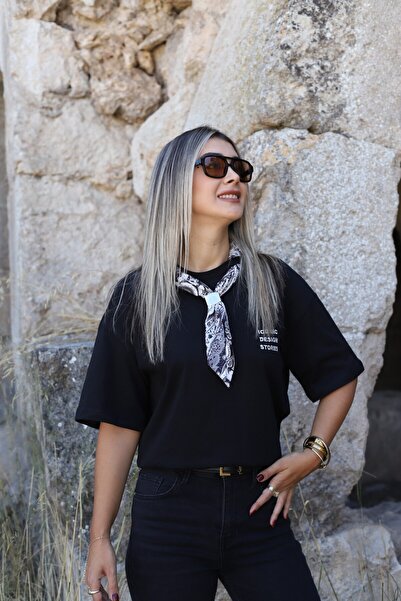 bytugcekaya Μπλουζάκι με λεπτομέρεια μαύρου φουλάρι