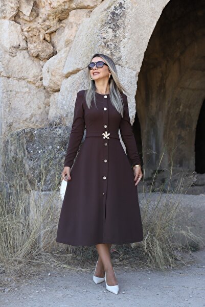 bytugcekaya Φόρεμα με μακρυμάνικο κορδόνι με αγκράφα σε καφέ χρώμα