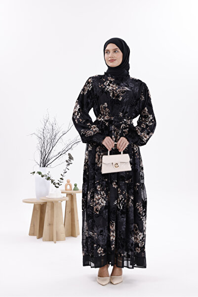 AKGÜN MODA Saye – Siyah Zemin Üzerine Gül Desenli Şifon Elbise