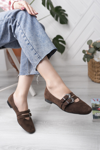 RoseVeno حذاء باليرينا بإبزيم من جلد الغزال البني المر للنساء