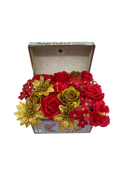 velve Aranjament floral in cutie tip cufar cu trandafiri, hortensii si craciu...