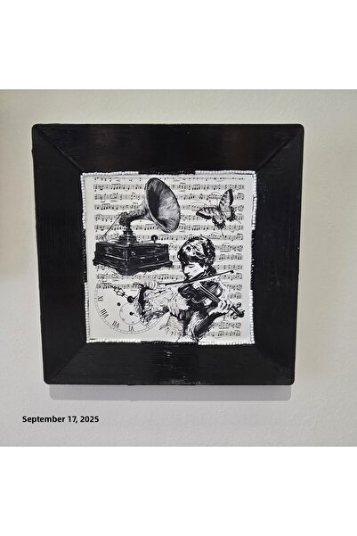 el.ay.arts طبق من البولي كربونيت مزخرف بالحجر بتصميم عازف الكمان مقاس 23×23 س...