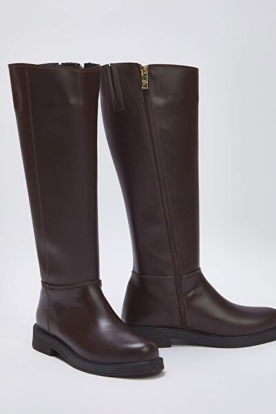 TRENDYOL SHOES حذاء نسائي قصير بسحاب بني اللون بكعب مسطح 4 سم TAKAW25CZ00000