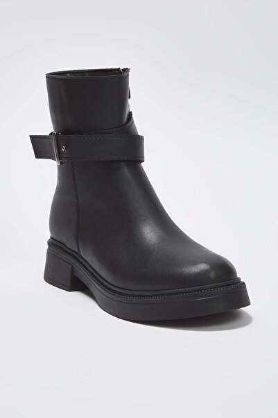 TRENDYOL SHOES Dámské kotníkové boty Chealsea s černým detailem přezky
TAKAW26BO00076