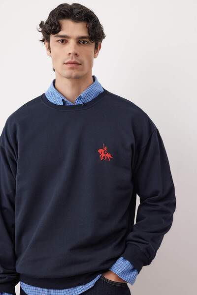 Trendyol Collection Marineblaues Oversize/Schmal geschnittenes Langarm-Sweatshirt mit Pferdemuster TMNAW24SW00164