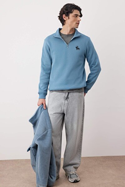 Trendyol Collection Blauer, normaler Schnitt, Stehkragen, Reißverschluss, Baumwolle, Pferde-Stickerei, Fleece-Innenseite, Sweatshirt TMNAW24SW00041