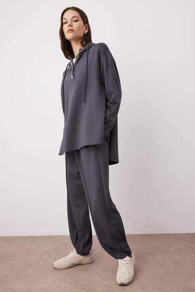 Trendyol Modest Σετ αθλητικής φόρμας από μαλακό ύφασμα ανθρακί Silky Interlock TCTAW26EN00005