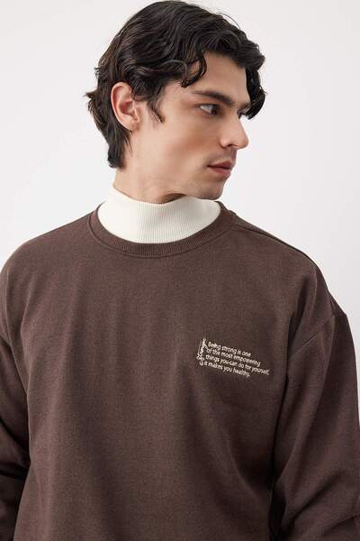 Trendyol Collection Καφέ Oversize/Φαρδύ μακρυμάνικο κέντημα με γράμματα TMNAW24SW00164