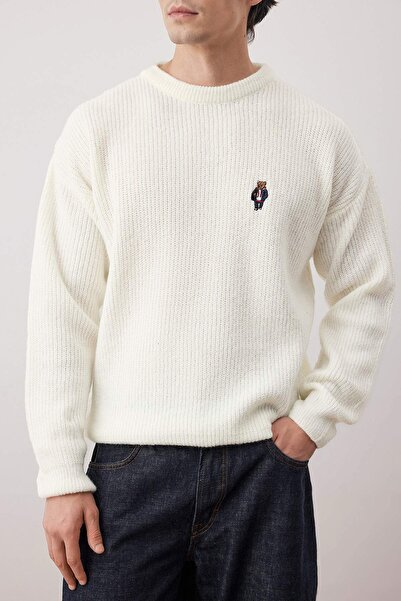 Trendyol Collection Ecru Oversize/Wide Cut Crew Neck Bear Embroidered Sweater Tmnaw26Kz00003