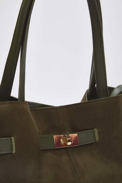 TRENDYOL SHOES Khaki měkká semišová dámská kabelka přes rameno s rukojetí a křížovým popruhem TAKAW25OC00013