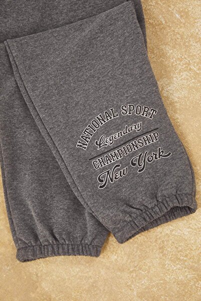 TRENDYOLKIDS Anthracite 100% Cotton Slogan Printed Oversize Boys' Knitted Bottom - Top Set Tkdaw26Au00004