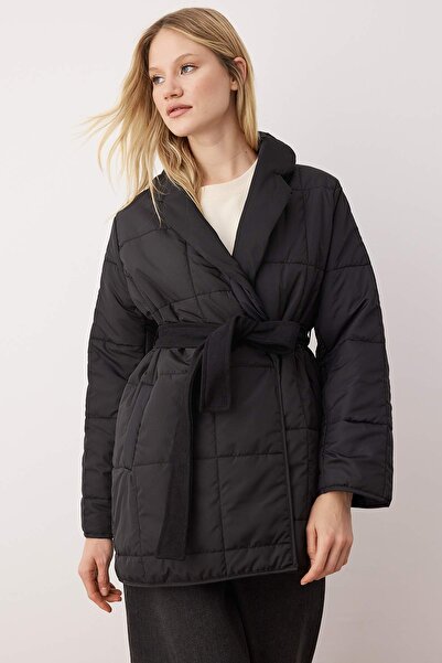 Trendyol Collection Czarny, oversize'owy, formowany, kaszmirowy kołnierz, pikowany płaszcz z paskiem TWOAW26MO00119