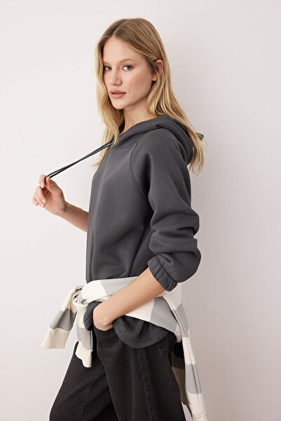 Trendyol Collection Πλεκτό φούτερ με κουκούλα από ανθρακί με χοντρό φλις εσωτερικά και λεπτομέρεια κολάρου TWOAW26SW00129