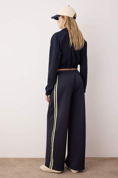 Trendyol Collection Πλεκτό παντελόνι φούτερ με φαρδύ πόδι σε μπλε ναυτικό χρώμα TWOAW26EA00017