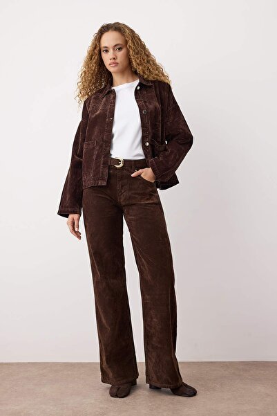 Kolekcia Trendyol Hnedé semišové džínsy s vysokým pásom a širokými nohavicami TWOAW26JE00175